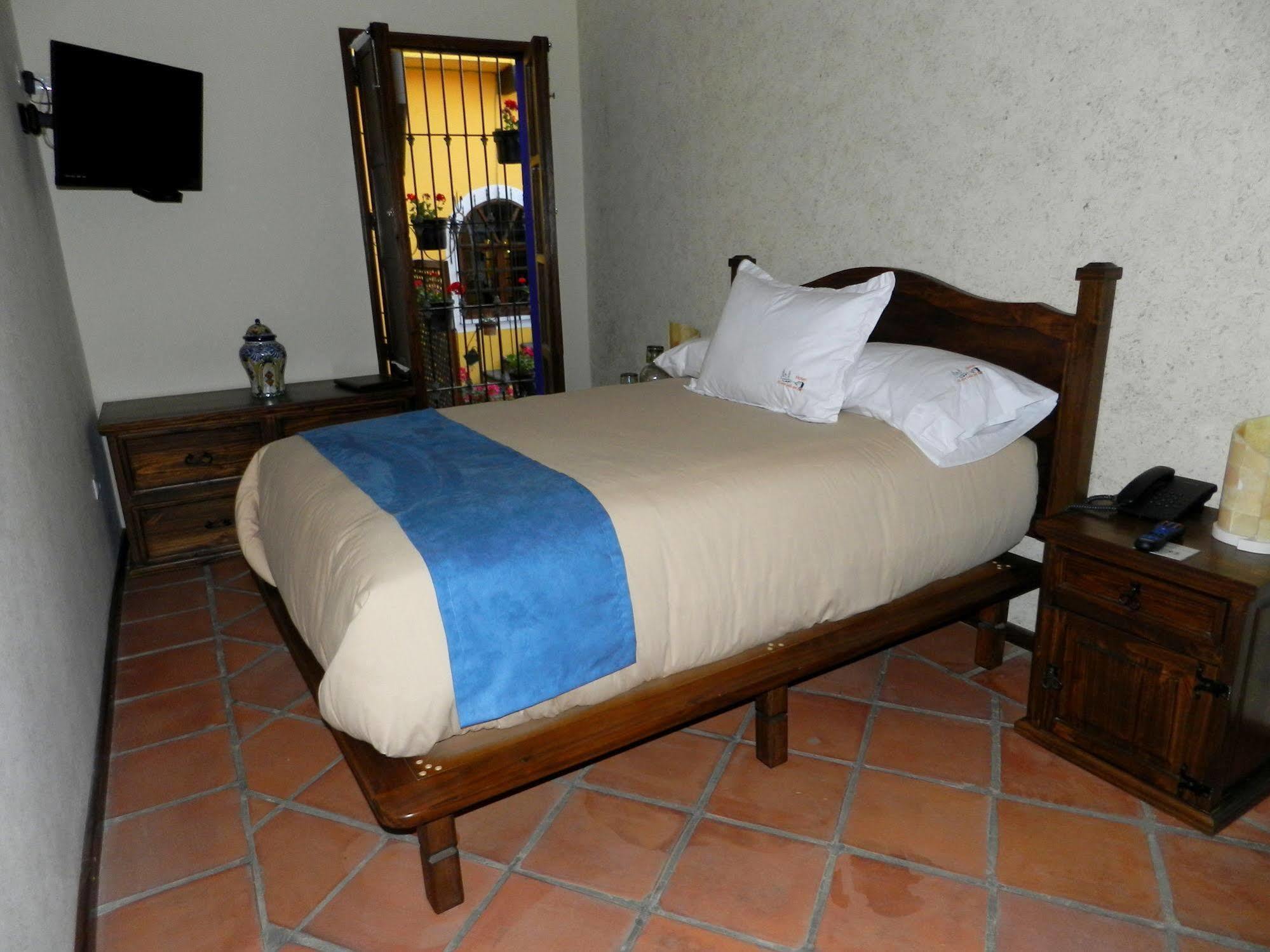 Collection O Al Otro Lado Del Rio, Puebla 호텔 외부 사진 A room at Hotel San Cristóbal