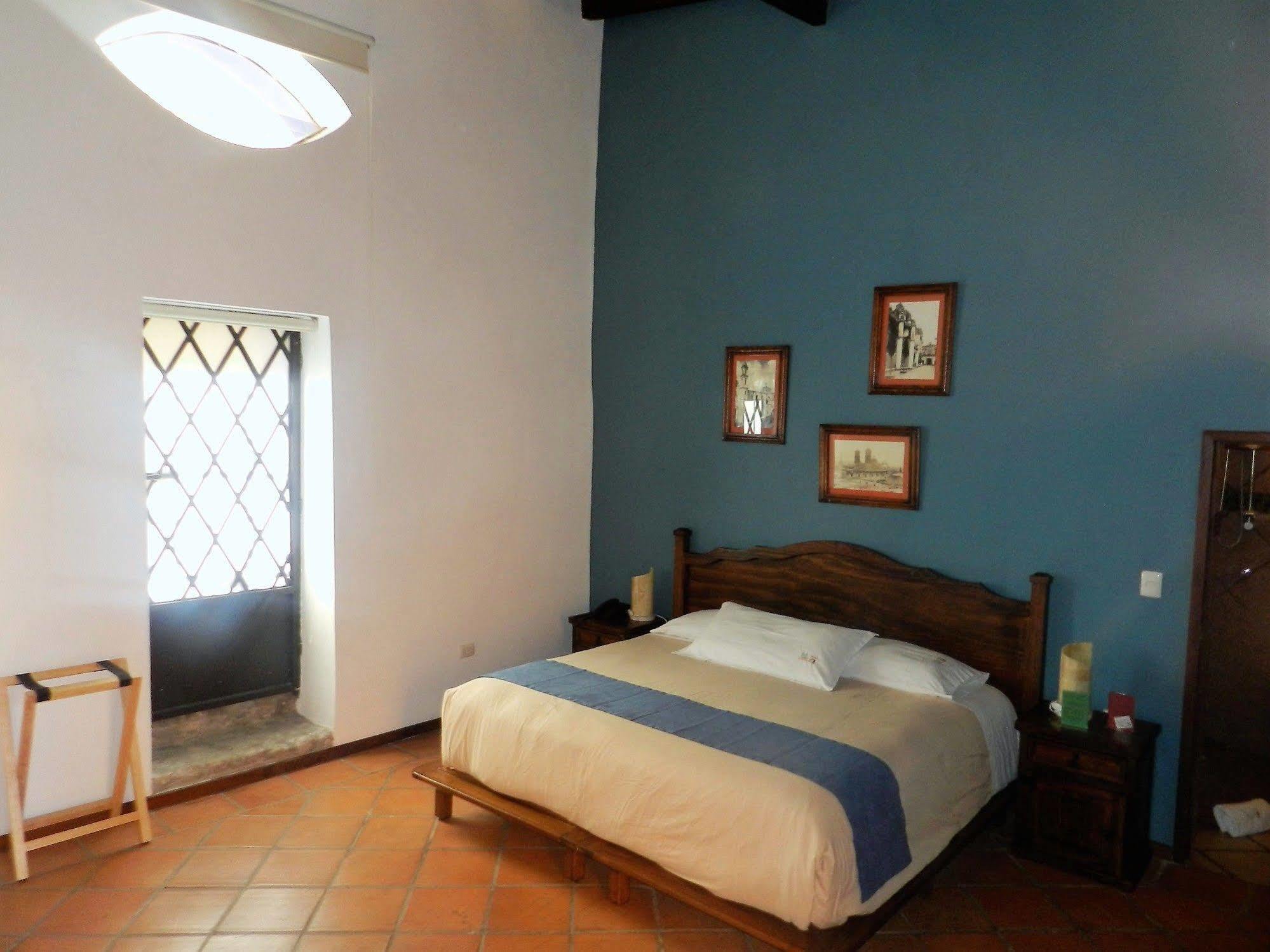 Collection O Al Otro Lado Del Rio, Puebla 호텔 외부 사진 A room at Hotel San Cristóbal